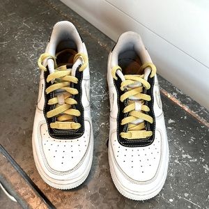 NIKE Air Force 1, White/Yellow/Black, Size Youth 4
